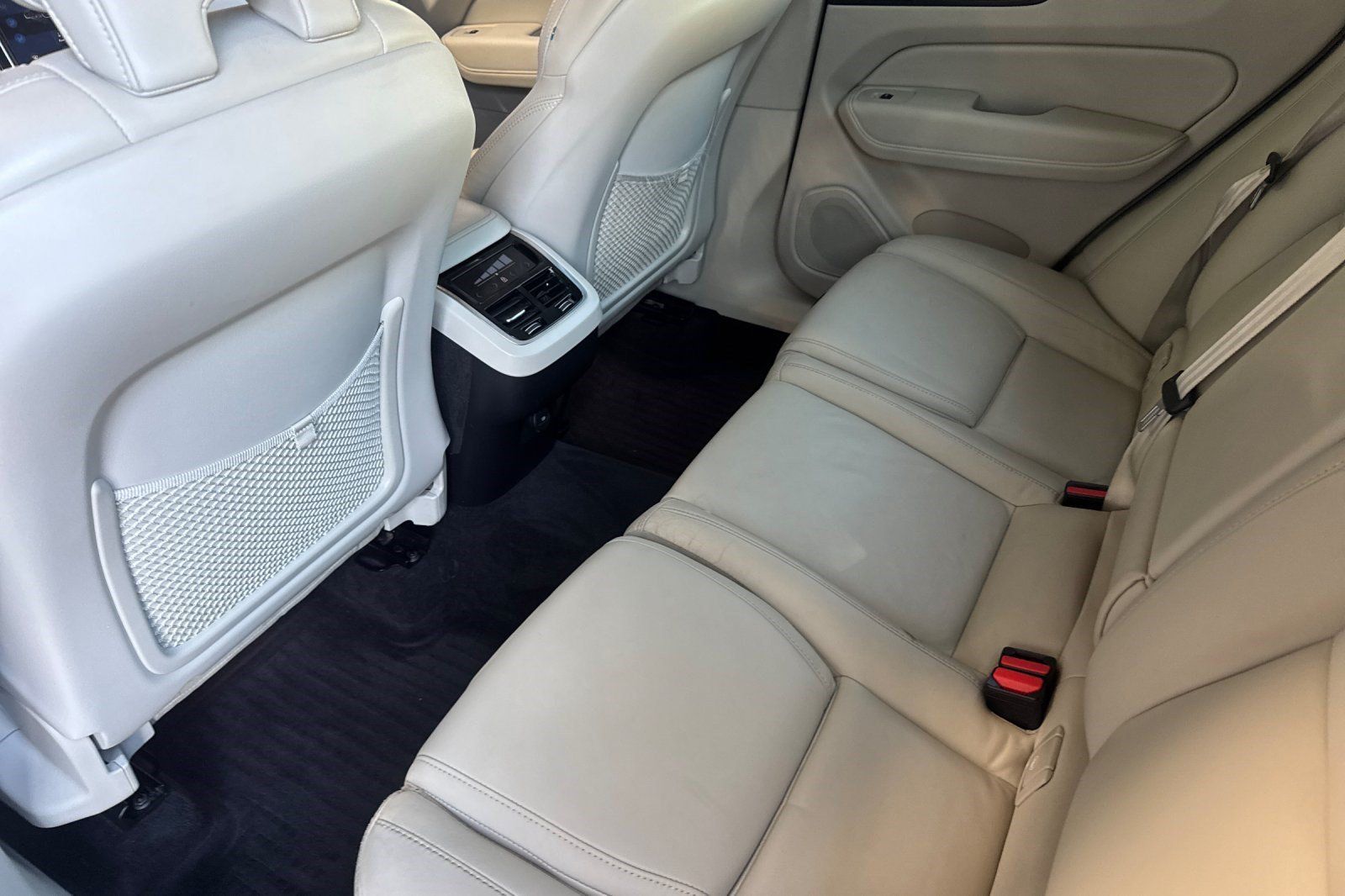 Used 2023 Volvo XC60 B5 Ultimate w/ Protection Package Premier FWD image 26