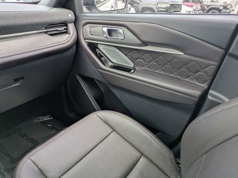 Used 2025 Ford Explorer Platinum w/ LUX Leather Package AWD/4WD image 18