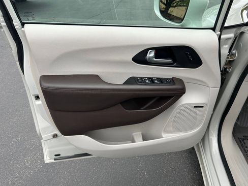 Used 2020 Chrysler Pacifica Touring-L Plus w/ Tire & Wheel Group FWD image 10