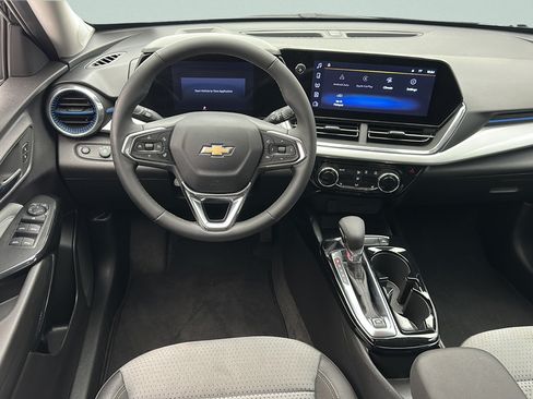 Used 2025 Chevrolet Trax LT w/ LT Convenience Package FWD image 11