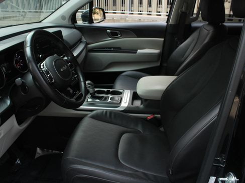 Used 2024 Kia Carnival LX FWD image 14