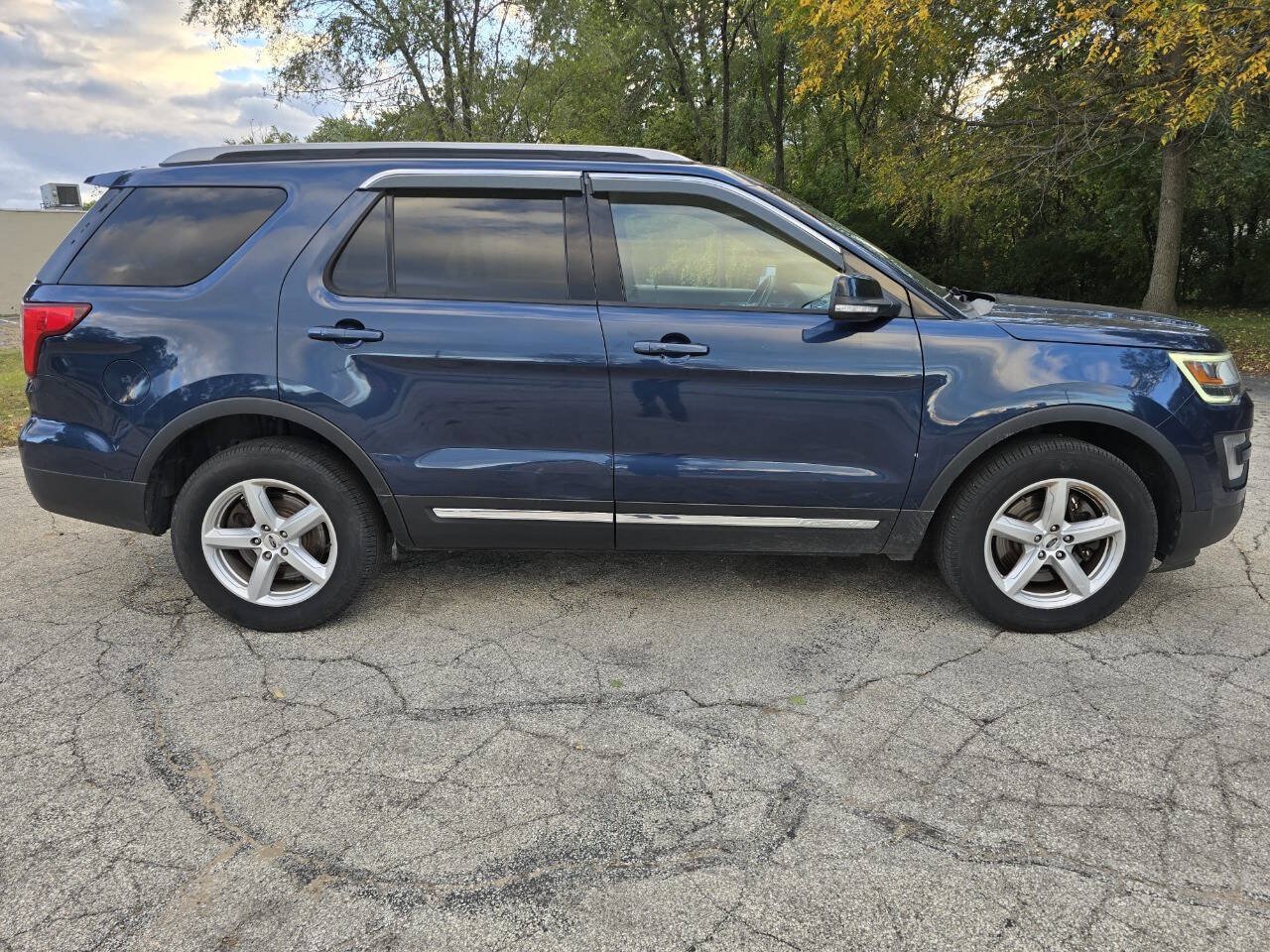 Used 2017 Ford Explorer XLT w/ Equipment Group 202A AWD/4WD image 4
