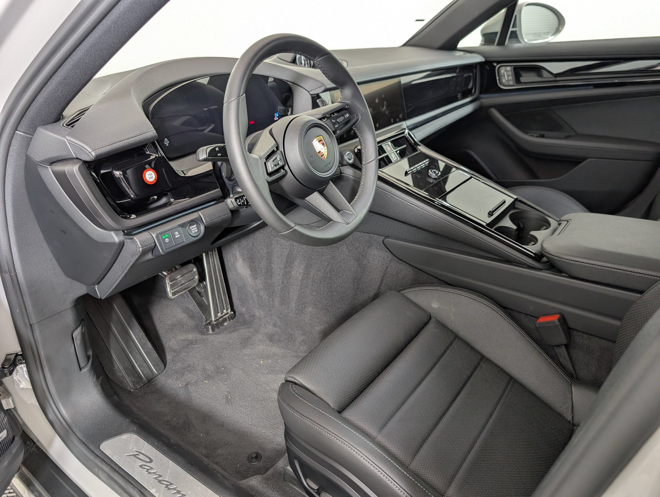 Certified 2025 Porsche Panamera 4 AWD/4WD image 4