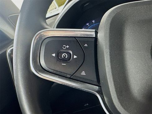 Used 2023 Volvo XC40 B4 Plus image 25