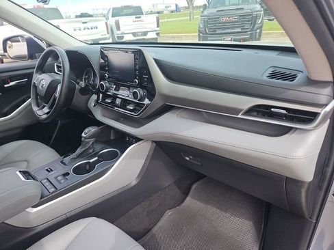 Used 2022 Toyota Highlander XLE image 27