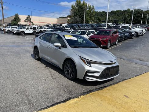 Used 2024 Toyota Corolla SE w/ SE Premium Package FWD image 6