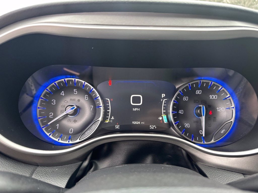Used 2022 Chrysler Pacifica Touring-L FWD image 11