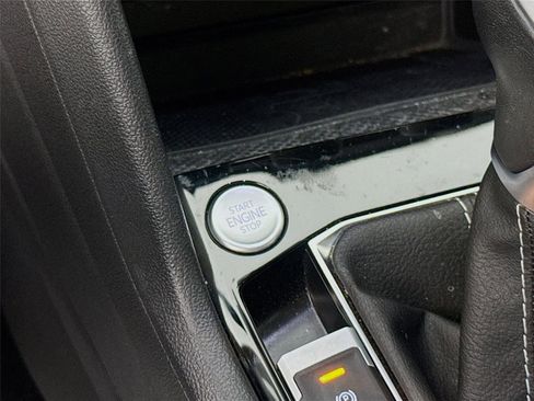 Used 2024 Volkswagen Taos SE w/ Panoramic Sunroof Package image 14