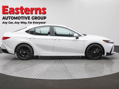 Used 2025 Toyota Camry SE FWD image 4