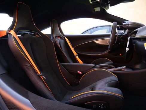 Used 2023 McLaren Artura image 11