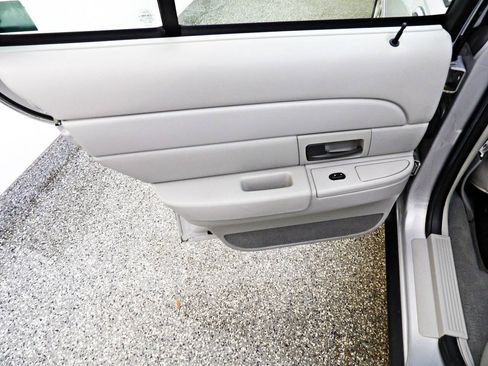 Used 2003 Ford Crown Victoria LX RWD image 9
