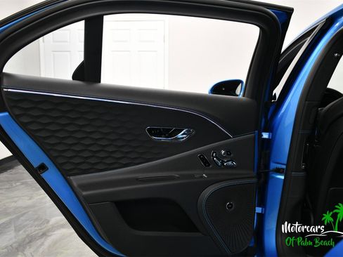 Used 2025 Bentley Flying Spur Plug-In Hybrid image 45