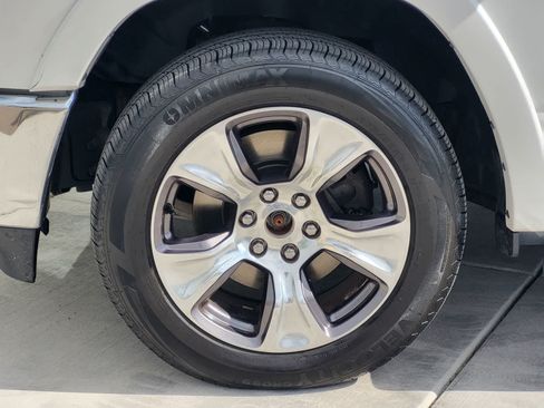 Used 2019 RAM 1500 Laramie AWD/4WD image 9