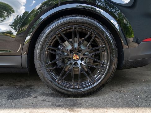 Used 2025 Porsche Cayenne image 26