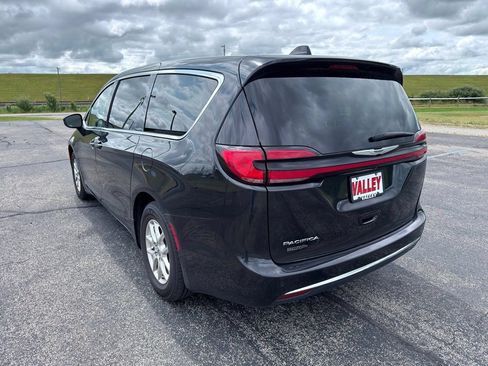 Used 2023 Chrysler Pacifica Touring-L FWD image 9