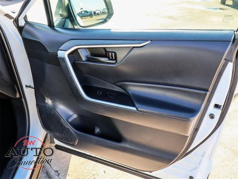 Used 2022 Toyota RAV4 LE image 19