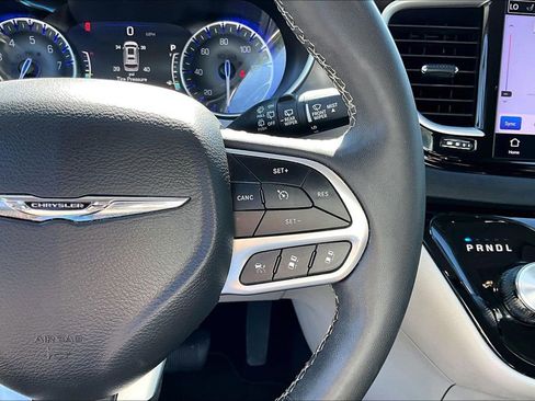Used 2024 Chrysler Pacifica Touring-L FWD image 15