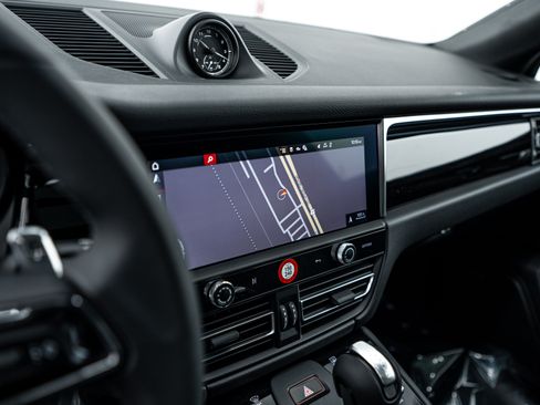 Certified 2026 Porsche Macan AWD/4WD image 16