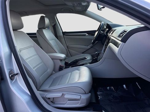 Used 2018 Volkswagen Passat 2.0T SE image 30