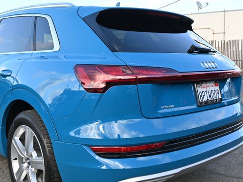 Used 2019 Audi e-tron Premium Plus image 11