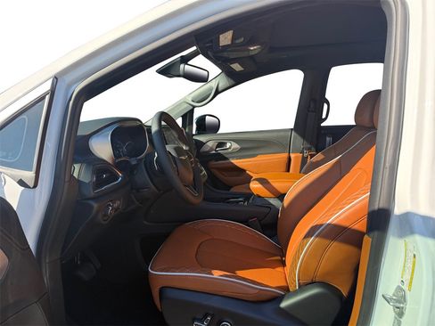 New 2026 Chrysler Pacifica Pinnacle image 9