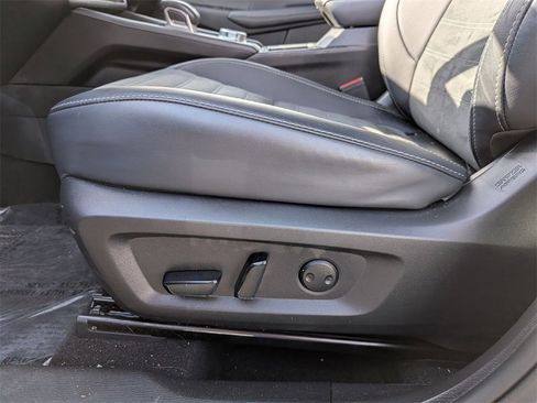 Used 2024 Mitsubishi Outlander SE image 16