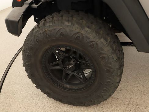 Used 2017 Jeep Wrangler Unlimited Rubicon w/ Max Tow Package AWD/4WD image 32