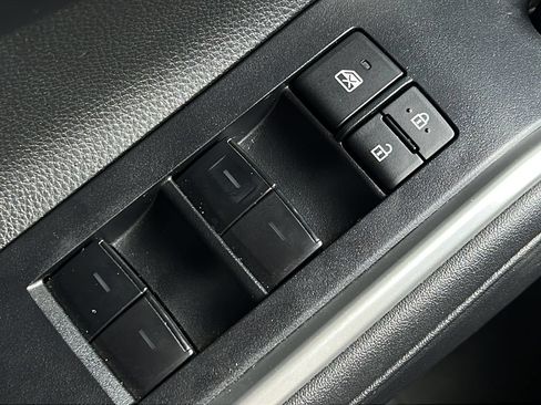 Used 2023 Toyota Highlander LE FWD image 18