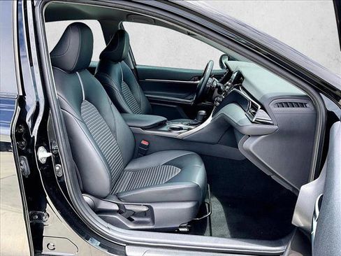 Used 2022 Toyota Camry SE FWD image 9
