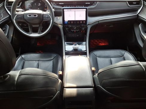 Used 2023 Jeep Grand Cherokee Limited RWD image 10