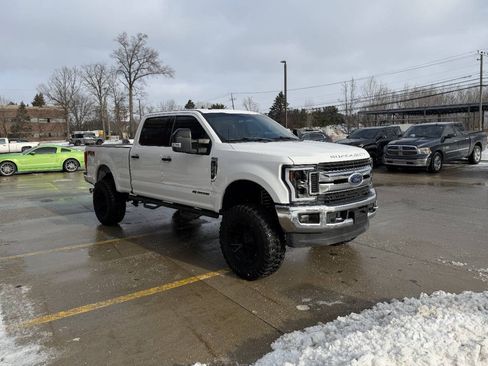 Used 2017 Ford F250 XLT w/ XLT Premium Package image 4