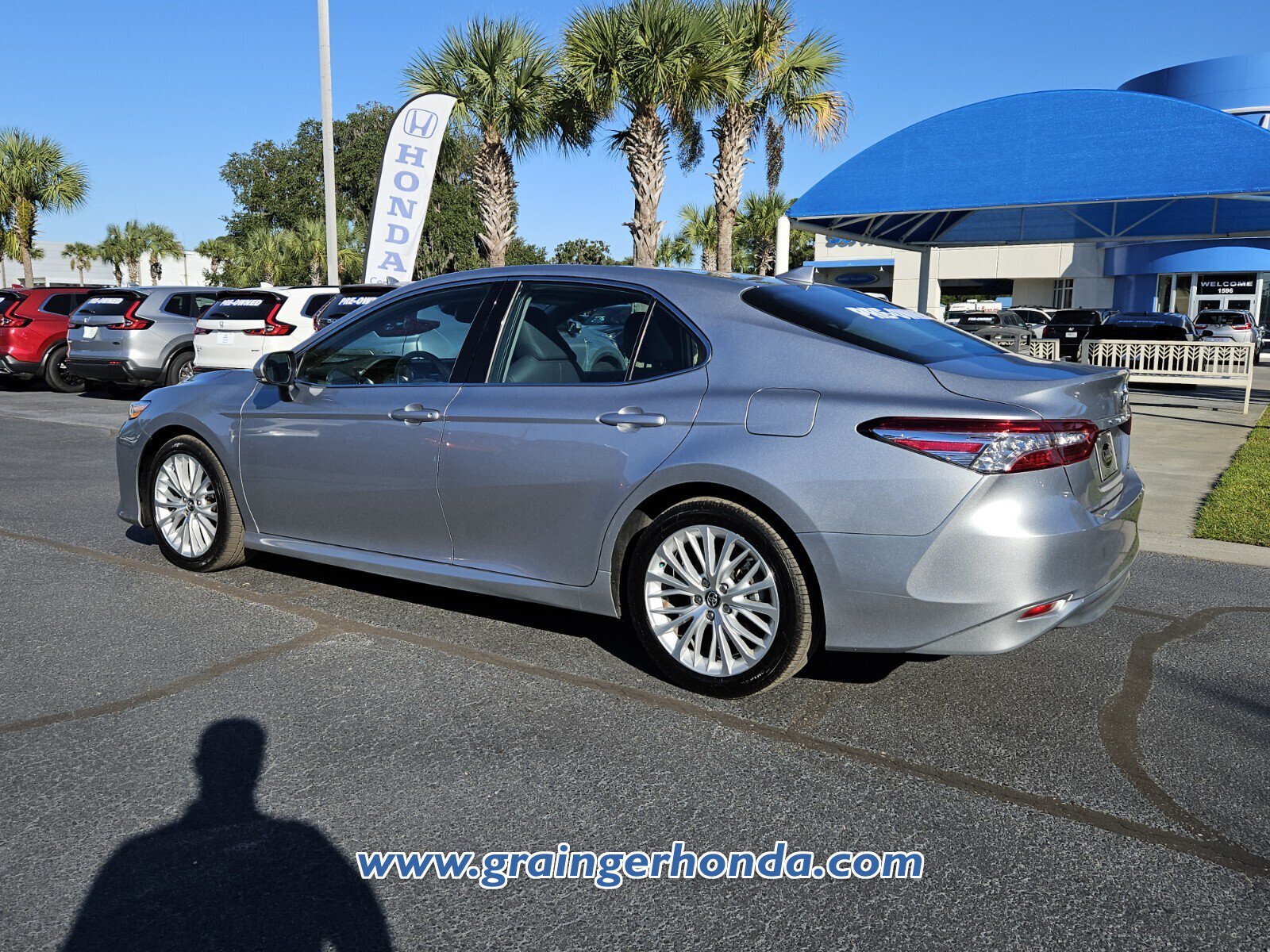 Used 2020 Toyota Camry XLE FWD image 3