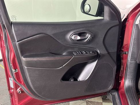 Used 2020 Jeep Cherokee Trailhawk image 10