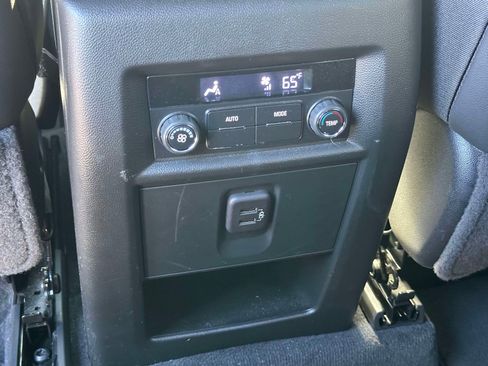 Used 2023 Chevrolet Traverse LT image 11