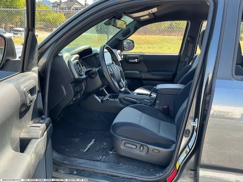 Used 2022 Toyota Tacoma TRD Sport w/ Technology Package RWD image 8