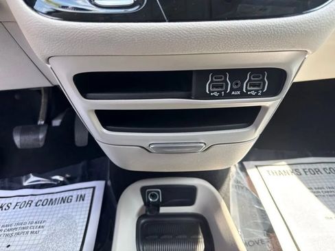 Used 2023 Chrysler Pacifica Touring-L FWD image 25