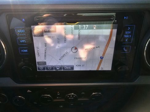 Used 2018 Toyota Tacoma TRD Sport image 28