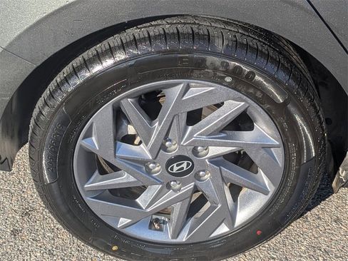 Used 2024 Hyundai Elantra SEL image 12