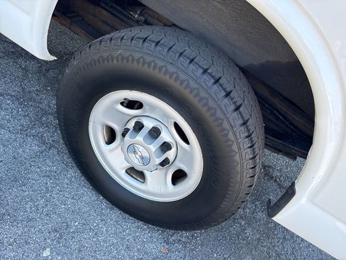 Used 2017 Chevrolet Express 2500 RWD image 14