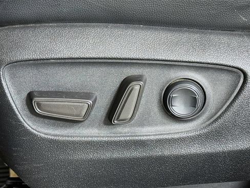 Used 2020 Toyota Highlander XLE AWD/4WD image 16
