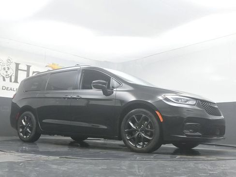Used 2023 Chrysler Pacifica Touring-L w/ S Appearance Package FWD image 2