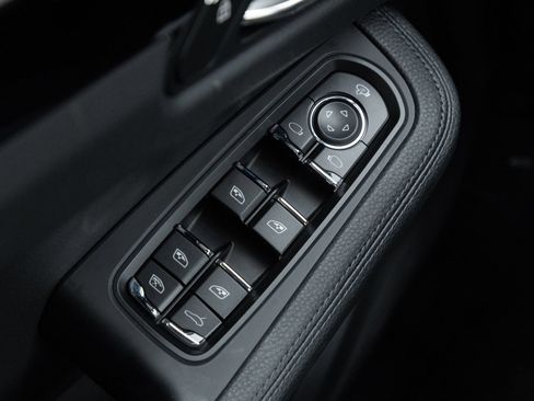 Certified 2026 Porsche Macan AWD/4WD image 19