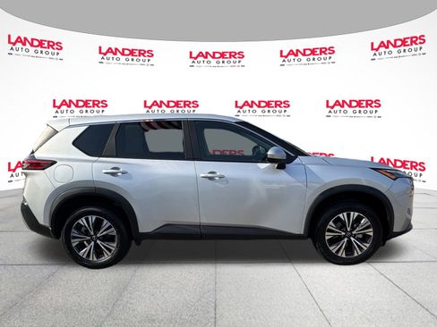 Used 2023 Nissan Rogue SV image 2