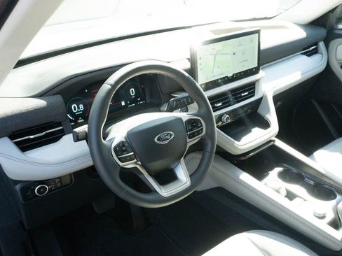 Used 2025 Ford Explorer Active w/ Active Comfort Package RWD image 18