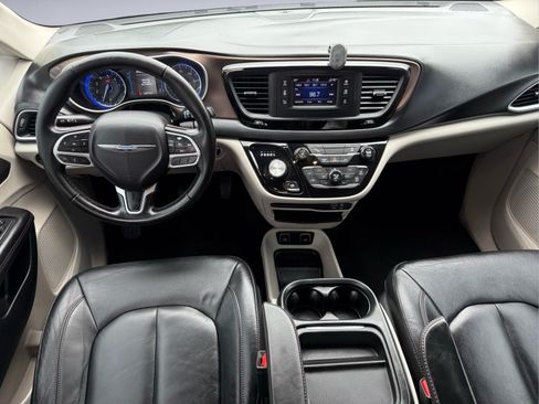 Used 2017 Chrysler Pacifica Touring-L FWD image 21