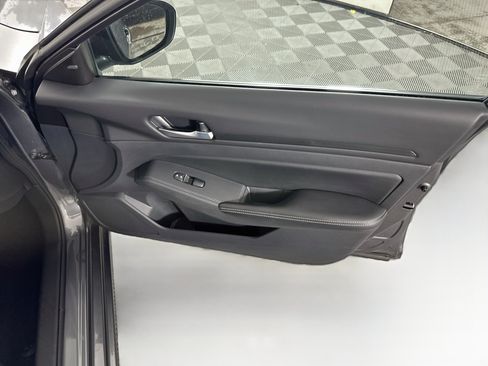 Used 2025 Nissan Altima 2.5 SV FWD image 30