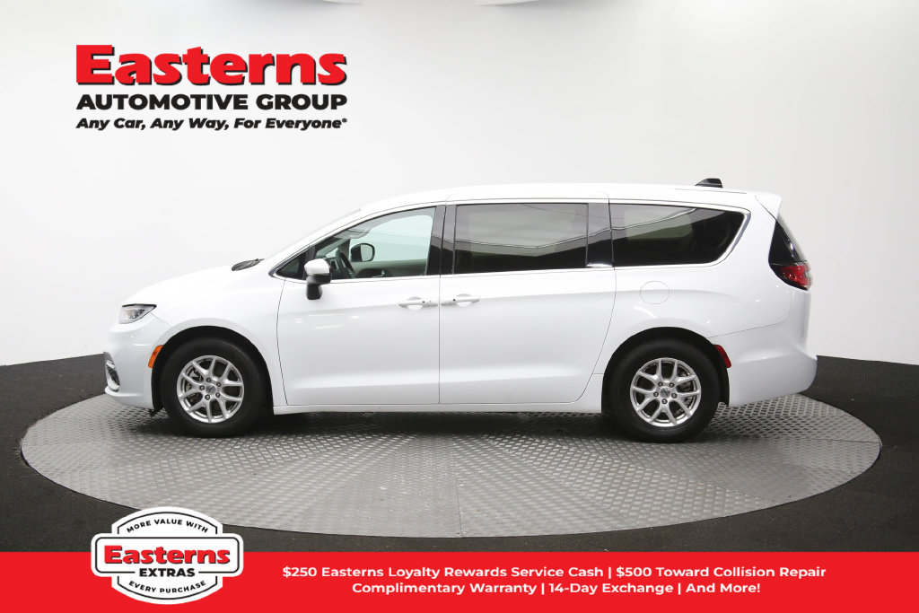 Used 2023 Chrysler Pacifica Touring-L FWD image 64