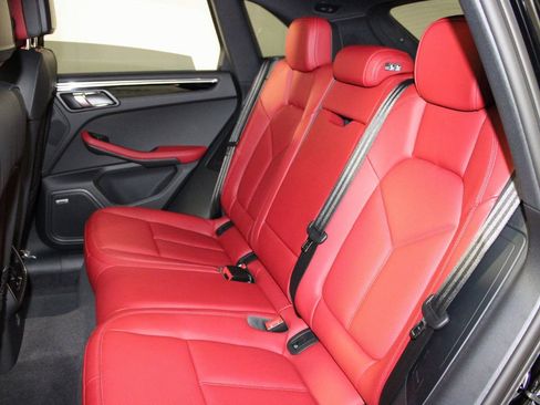 Certified 2025 Porsche Macan AWD/4WD image 33