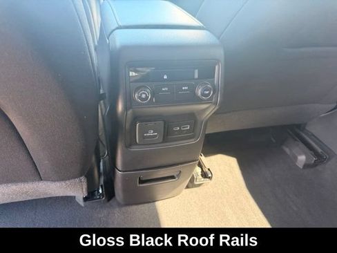 Used 2022 GMC Acadia SLE w/ Driver Convenience Package FWD image 16