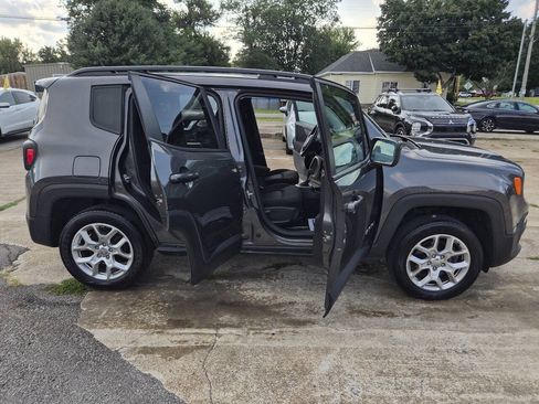 Used 2017 Jeep Renegade Latitude w/ Cold Weather Group AWD/4WD image 20